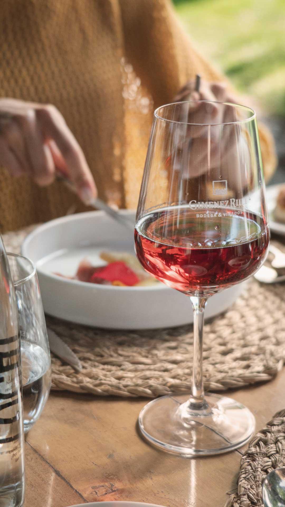 Copa de vino de Gimenez Riili servida en el restaurante